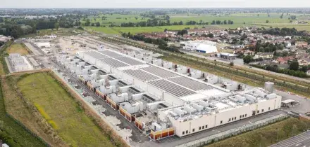 Stop data center selvaggi. Il presidio a Lacchiarella
