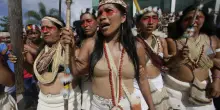 Nemonte Nenquimo, in lotta per salvare l&rsquo;Amazzonia con il coraggio del giaguaro