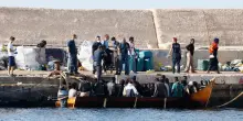 Favaloro, tra accoglienza e filo spinato. Il molo delle contraddizioni