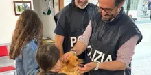 Ruba il cane da una villa ma viene incastrato dalle telecamere: denunciato. Due (commosse) padroncine riabbracciano il loro volpino