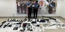 Aprilia, arrestato un uomo di 46 anni: in casa aveva un arsenale con pistole, fucili, bombe a mano e 10mila euro in contanti
