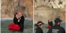 Sposi si tuffano e ballano nella Fontana di Trevi, multati per 450 euro: «Se seguivamo le regole ne servivano 3mila»