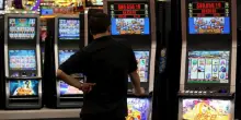 Vince 9 milioni di euro alle slot, ma non può riscuotere il premio: «C'è stato un errore». Cos'è successo