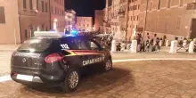 Incubo alla festa degli universitari in piazza, la denuncia di una 20enne: «Sono stata violentata in un vicolo»