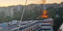 Napoli, incendio nel parcheggio abbandonato della metro a Montedonzelli / Video