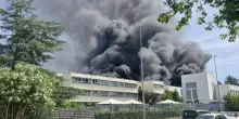 Incendio Viterbo, a fuoco l'università della Tuscia. Studenti e prof in fuga tra le aule: «Ci hanno gridato di scappare. L'allarme antincendio non è suonato»