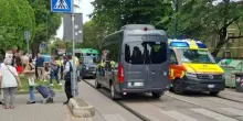 Furgone sorpassa il tram in sosta e travolge due bambini (di 7 e 8 anni) sulle strisce pedonali: ricoverati in gravi condizioni