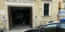 Drogato e stuprato a 17 anni in un ristorante a Fabriano: «Avevo perso il cellulare e ho chiesto aiuto». La cocaina rosa nell'acqua