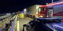 Incidente sull'A1, maxi tamponamento tra 3 tir: morto un autista. Strada chiusa tra Fabro e Chiusi