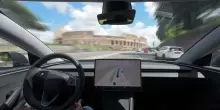 Tesla nel cuore di Roma testa la guida autonoma: dal Campidoglio al Colosseo con il Full Self-Driving (supervisionato)