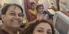 Aereo precipita in India, l'ultimo selfie della famiglia che stava per cambiare vita: Pratik voleva trasferirsi a Londra con moglie e figli piccoli
