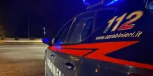 Litiga con la compagna, lei lo accoltella e lui corre in strada a cercare aiuto: è in fin di vita