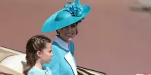 Kate Middleton in azzurro Tiffany per il Trooping the colour: il cappello (da 800 euro), gli orecchini della regina Elisabetta e il look coordinato per Charlotte