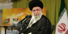Khamenei nel mirino, il bunker sotto tiro (e ha perso i consiglieri): chi è la Guida Suprema dell'Iran e perché il figlio lotta per la successione