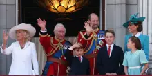 Carlo in carrozza, William e la fascia nera per lutto: la famiglia reale inglese torna sul balcone di Buckingham Palace