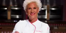 Anne Burrell, morta la chef di Food Network: trovata in casa priva di sensi, aveva 55 anni