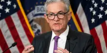 Usa, la Fed tiene invarati i tassi e taglia il Pil. Ira di Trump: «Powell stupido e politicizzato»