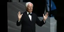 Giorgio Armani dà forfait alle sfilate di Milano: «In convalescenza dopo un ricovero, deve recuperare le forze». Come sta lo stilista