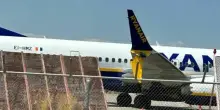 Incidente aereo Ryanair, Boeing 737 si schianta durante l'atterraggio in Grecia: panico a bordo e ala destra distrutta