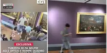 Uffizi, turista danneggia un quadro del '600 per un selfie: denunciato. Il video pubblicato dal Tg1