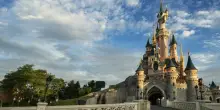 Milionario affitta Disneyland Paris per il suo matrimonio, ma la sposa è una bambina di 9 anni: arrestato per pedofilia