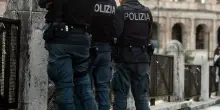 Rapina durante una perquisizione, arrestati tre poliziotti a Roma: hanno rubato 36mila da una cassaforte. Altri 2 agenti sotto indagine per spaccio