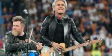 Ligabue perde un anello a un concerto, i fan glielo riportano dopo due anni: «Siete stati così onesti che ve lo regalo»
