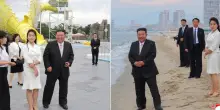 Kim Jong-un inaugura il resort balneare, le foto in spiaggia con la figlia adolescente e la moglie (che non si vedeva da un anno)