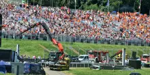 GP Austria, gru fa cadere ponte pubblicitario sulla pista: possibili ritardi per la gara di Formula 1