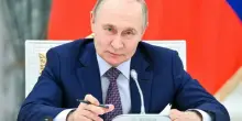 Putin cala il silenzio su economia e segreti militari, la strategia della censura in tempo di guerra