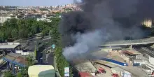 Napoli, incendio choc a Fuorigrotta oggi: auto in fiamme, poi il rogo attacca un magazzino
