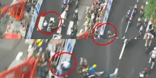 Il video della spaventosa caduta al Tour De France, un ciclista vola contro le transenne: coinvolto l'italiano Ballerini