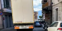 Doveva andare in Romania, tradito dal navigatore finisce col Tir nel centro storico di Pontecorvo e rimane bloccato