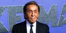 Valentino, ladri nella villa dello stilista a Roma mentre lui è in casa. Gli spari in giardino e la paura