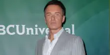 Julian McMahon, l'eredità dell'attore morto a 56 anni: i guadagni, la villa venduta e il patrimonio. La malattia nascosta fino alla fine