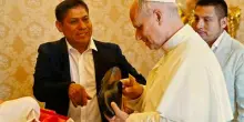 Papa Leone XIV, il riformismo moderato passa dalle scarpe: dal mocassino rosso di Ratzinger alle ortopediche di Bergoglio, "la terza via"