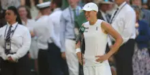 Iga Swiatek "ruba" gli asciugamani di Wimbledon dopo il match. Negli store del torneo costano 67 sterline l'uno