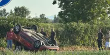 Auto si ribalta a Marcianise, muore una 22enne: caccia al ?pirata? della strada