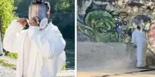 Valerio Tuveri è il ragazzo che cancella i graffiti sui muri di Roma: «Voi sporcate, io lascio un esempio. Mi scrivono "muori", ma cambiare si può»