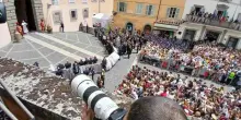 Papa Leone primo Angelus a Castel Gandolfo. Augura buona domenica e ringrazia la cittadina papale per la bella accoglienza