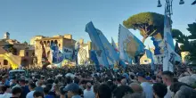 Lazio, marea biancoceleste ai Fori Imperiali contro Lotito. «La politica lo ha messo, la politica deve toglielo». E lo slogan si estende da Parigi e New York
