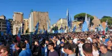Lazio, il corteo dei tifosi: «Basta con Lotito». Quasi diecimila persone in strada dal Colosseo a piazza Venezia