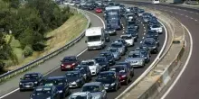 Traffico su strade e autostrade, quando partire: date e orari del weekend da bollino rosso. Tutti i consigli