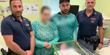 Neonata di 18 giorni rischia di morire soffocata, i poliziotti sentono le grida della mamma e le salvano la vita