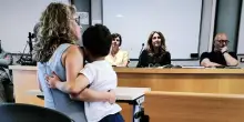 Alice Boselli discute la tesi di laurea col figlio in braccio: «Le mamme possono fare tutto, mio marito si è occupato del bambino mentre studiavo»