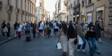 Shopping (e non solo), è corsa al "compra adesso e paga dopo": italiani in banca per vacanze e vestiti in saldo. Il trend