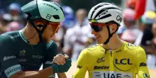 Pogacar Re del Tour de France per la quarta volta, ma sulla salita di Montmartre Van Aert lo stacca e vince. Milan chiude in maglia verde