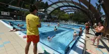 Piscine, nuove regole per la sicurezza: ecco cosa cambia. Troppi annegamenti tra i bambini