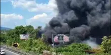 Incendio a Castellammare di Stabia: interrotta la linea ferroviaria. Evacuate donne e bambini