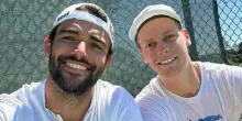 Sinner e Berrettini si allenano insieme a Montecarlo, il tennista romano: «Passo dopo passo insieme al migliore»
